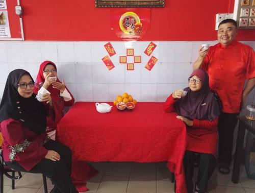 中国侨网陈秀英、郑月珠、廖文清及陈浩祥叙述每年农历新年华巫通婚家庭过节的情景。(马来西亚《星洲日报》/陈浩瑞 摄)