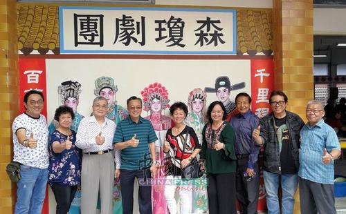中国侨网5位森州琼剧台柱喜相逢。(马来西亚《中国报》/林慧慧 摄)