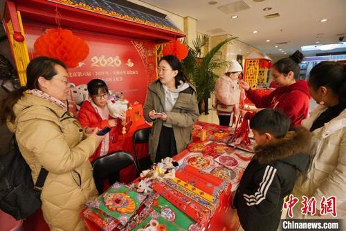 中国侨网第六届天桥小年文化庙会启幕 小新 摄