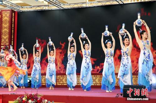 中国侨网当地时间1月24日傍晚,2020年泰国“欢乐春节”互致贺辞活动开始在曼谷暹罗广场举行,中泰两国政府旅游部门负责人互致新春祝福,向两国人民拜年,并开启全球“欢乐春节”活动。中新社记者 王国安 摄