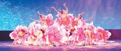中国侨网舞蹈《盛世花开》。