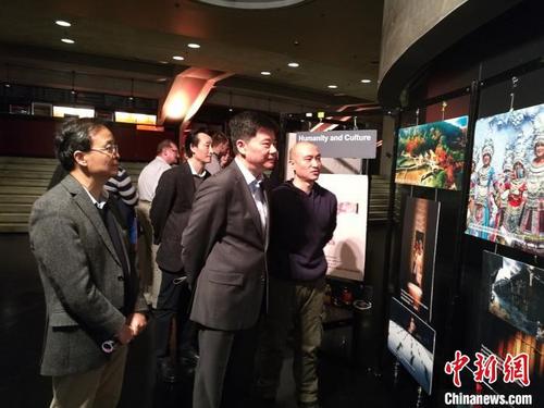 中国侨网中国驻德大使吴恳一行观看湖南文旅图片展　主办方供图　摄
