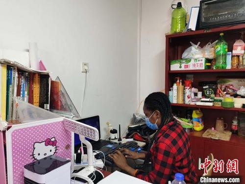 中国侨网6日，太原理工大学建筑学院尼日利亚籍学生柳依依在宿舍上网课。　高雨晴　摄