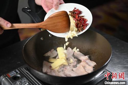 中国侨网厨师制作美食。　于海洋　摄