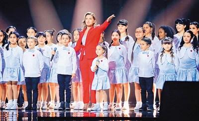 中国侨网意大利安东尼亚诺儿童合唱团演唱《绝句》。（图片来源：人民日报海外版）