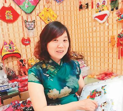 中国侨网武麦花绣“米奇贺岁” (图片来源:人民日报海外版)