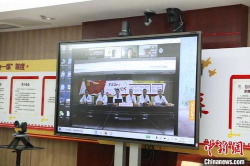 中国侨网中医药专家海外视频连线传递抗疫“中国方案”。江苏省中医院供图