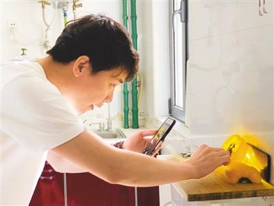 中国侨网李晓栋在创作中(《人民日报海外版》/受访者提供)