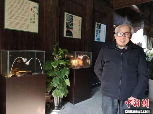 中国侨网国家级非物质文化遗产黄岩翻簧竹雕代表性传承人罗启松 范宇斌 摄