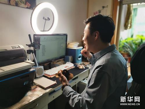 中国侨网王名乐在家中录制莲花落作品。（新华社/马晓媛 摄）