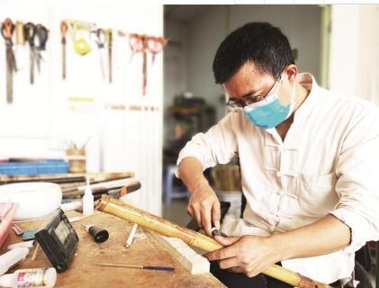 中国侨网龙俊青用匠心制作出一支支饱含温度、富有灵魂的箫和笛。（《深圳侨报》/何小娟 于静波 图）