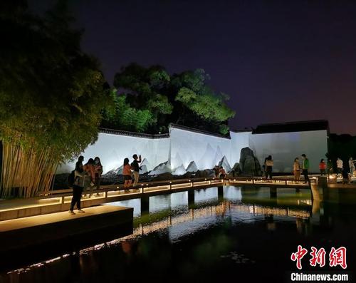 中国侨网游客夜游苏州博物馆，欣赏夜色中的江南风情。　钟升　摄