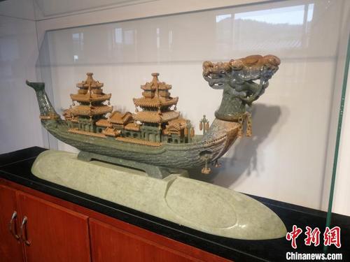 中国侨网王运岫的作品《龙舟》。 李晛 摄
