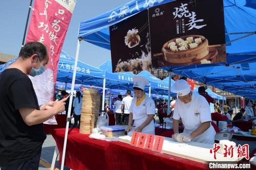 中国侨网传统烧麦制作技艺展示引人关注。　刘文华　摄