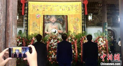 中国侨网6月22日,2020(庚子)年公祭中华人文始祖伏羲大典现场,祭拜者向伏羲圣像敬献花篮和鲜花,并瞻仰圣像。 闫姣 摄