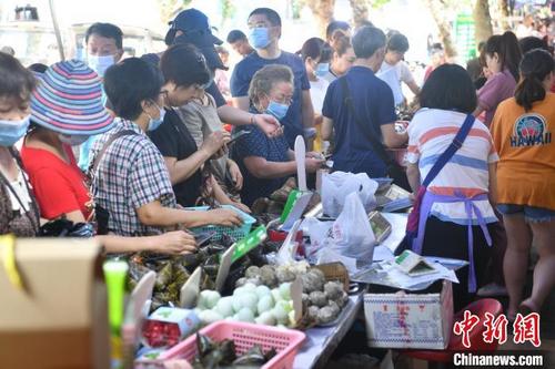 中国侨网市民选购粽子。　张浪　摄