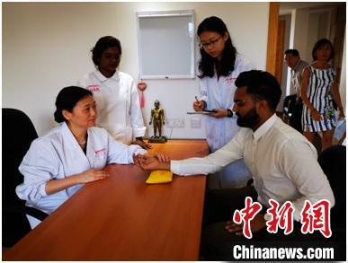 中国侨网中国专家为当地病患诊断。　岳阳医院供图　