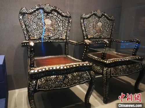 中国侨网展览展出的十九世纪酸枝镶螺钿西餐椅。 李晓伟 摄