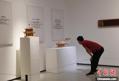 中国侨网图为精美建筑艺术作品吸引市民驻足参观。　周毅　摄