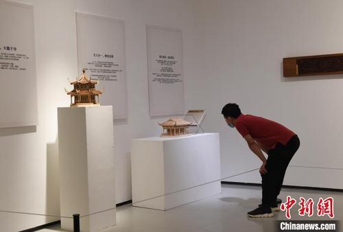 中国侨网图为精美建筑艺术作品吸引市民驻足参观。 周毅 摄