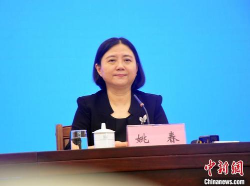 中国侨网7月17日,广西中医药管理局党组书记、局长姚春介绍广西促进中医药壮瑶医药传承创新发展有关情况。 黄艳梅 摄