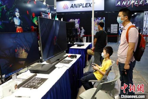 中国侨网家长带着孩子前来体验动漫游戏。　殷立勤　摄