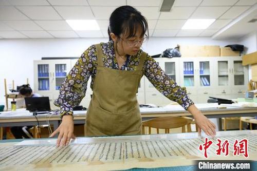 中国侨网毕业于山西大学美术学专业的孙文艳，2004年进入山西博物院工作，至今已主持和参与修复文物近千件。十几年来，她一直用“匠心”坚守“初心”。　韦亮　摄