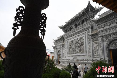 中国侨网图为7月中旬，临夏砖雕作品。　杨艳敏　摄