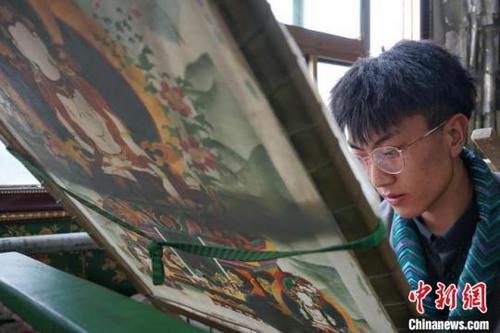 中国侨网7月29日，在西藏丁青县罗布玉加开设的培训班上，当地年轻的唐卡学徒正在绘制唐卡。　江飞波 摄