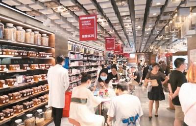 中国侨网周末,知嘛健康壹号店内人流密集,顾客在门店一层品尝茶饮、选购商品。 本报记者 韩维正摄