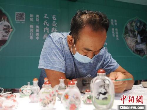 中国侨网王兴鹏在现场创作内画。 刘栋 摄