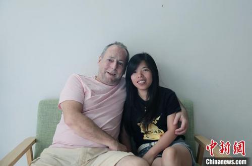 中国侨网迈克和妻子。　陈蕾　摄