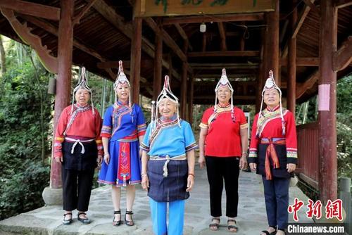 中国侨网蓝陈启奶奶和村民在一起唱山歌 。受访者提供