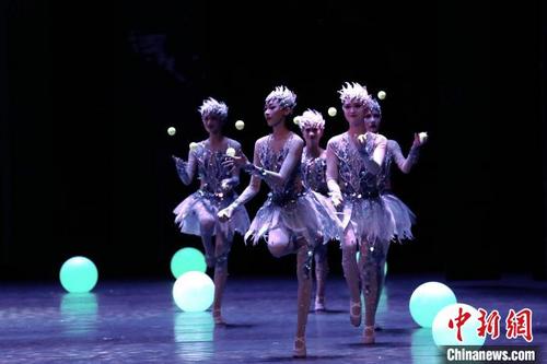 中国侨网图为杂技表演。 张远 摄