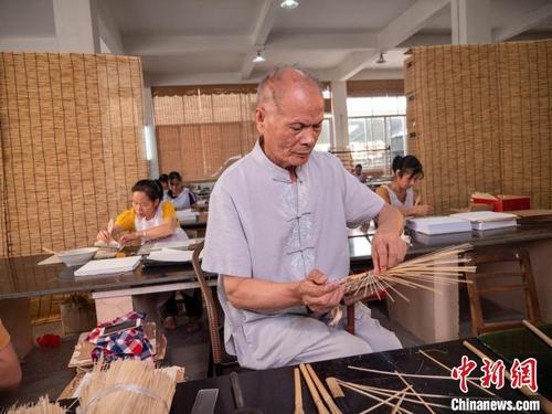 中国侨网图为邱广初制作扇骨。 邱燕珍 摄