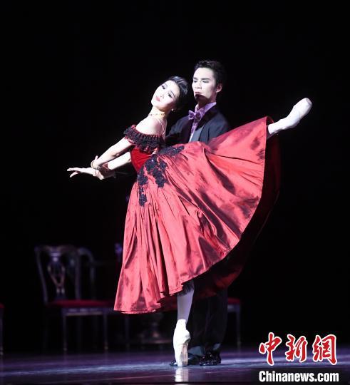 中国侨网上海芭蕾舞团精彩演绎芭蕾舞剧《茶花女》。　刘可耕　摄