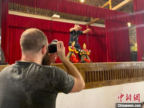 中国侨网罗门拍摄提线木偶戏表演《真假美猴王》。　瞿尔瑶　摄