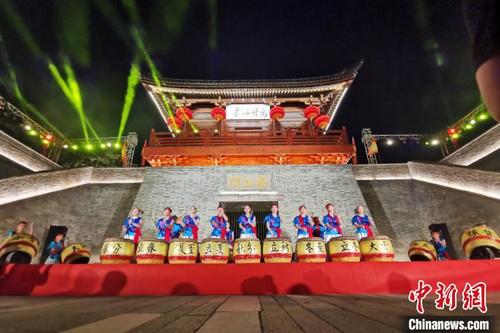 中国侨网9月29日晚，福建泉州举行城门讲古开机暨点亮泉山门仪式。图为二十四节令鼓表演。　孙虹　摄