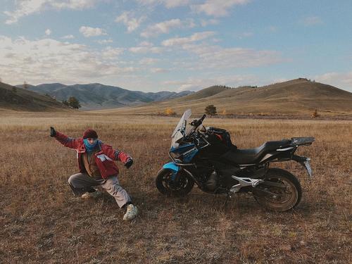 中国侨网阿列克谢和他的摩托车。来源：阿列克谢·卡尔波夫供图