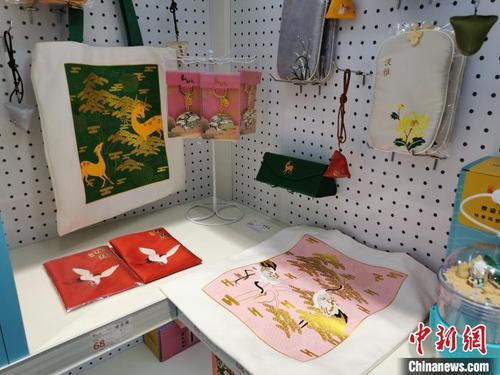 中国侨网图为黄山风景区内出售的文创商品。　刁海洋　摄