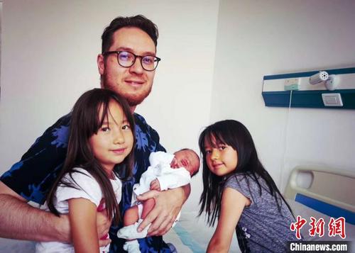中国侨网图为艾伦和他的3个孩子。受访者供图