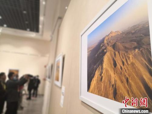 中国侨网11月2日傍晚，《丝路长城影像展》在甘肃敦煌首展。　冯志军 摄