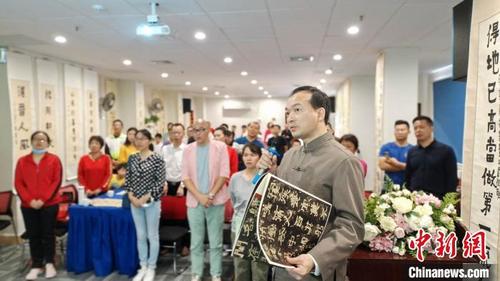 中国侨网图为胡淑景带领学员一起读碑 宋秀杰 摄