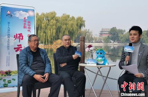 中国侨网著名学者及什刹海地区文化达人讲述什刹海故事。北京市西城区文化和旅游局供图