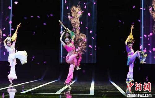 中国侨网2019年5月23日晚,纪念经典舞剧《丝路花雨》创演40周年文艺晚会在兰州的甘肃大剧院举行。(资料图) 杨艳敏 摄