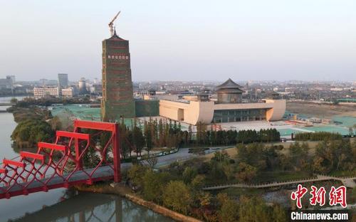 中国侨网这是正在建设中的大运河博物馆,主体由大运塔和博物馆两部分组成,造型宛如一艘即将扬帆的航船,停靠在岸边。 孟德龙 摄