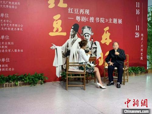 中国侨网广东连环画之父洪斯文在展会现场与主持人座谈。　王坚　摄