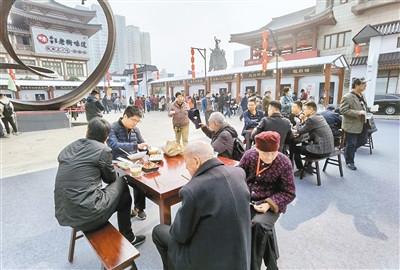 中国侨网众多市民游客驻足品尝绍兴特色美食。（记者 王旭东 摄）