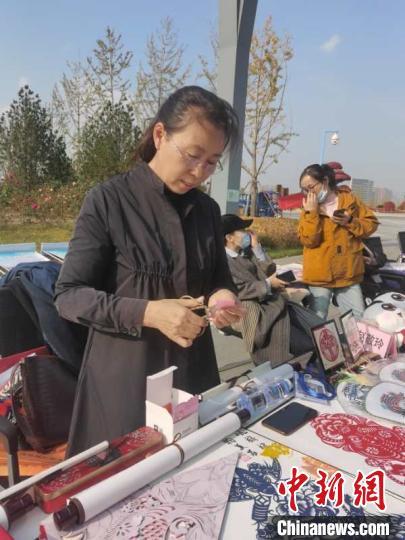 中国侨网“巧媳妇”赵敬玲。 晋源区新闻中心供图