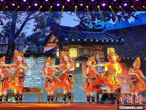 中国侨网图为瑶族风情歌舞表演。　储玮玮　摄